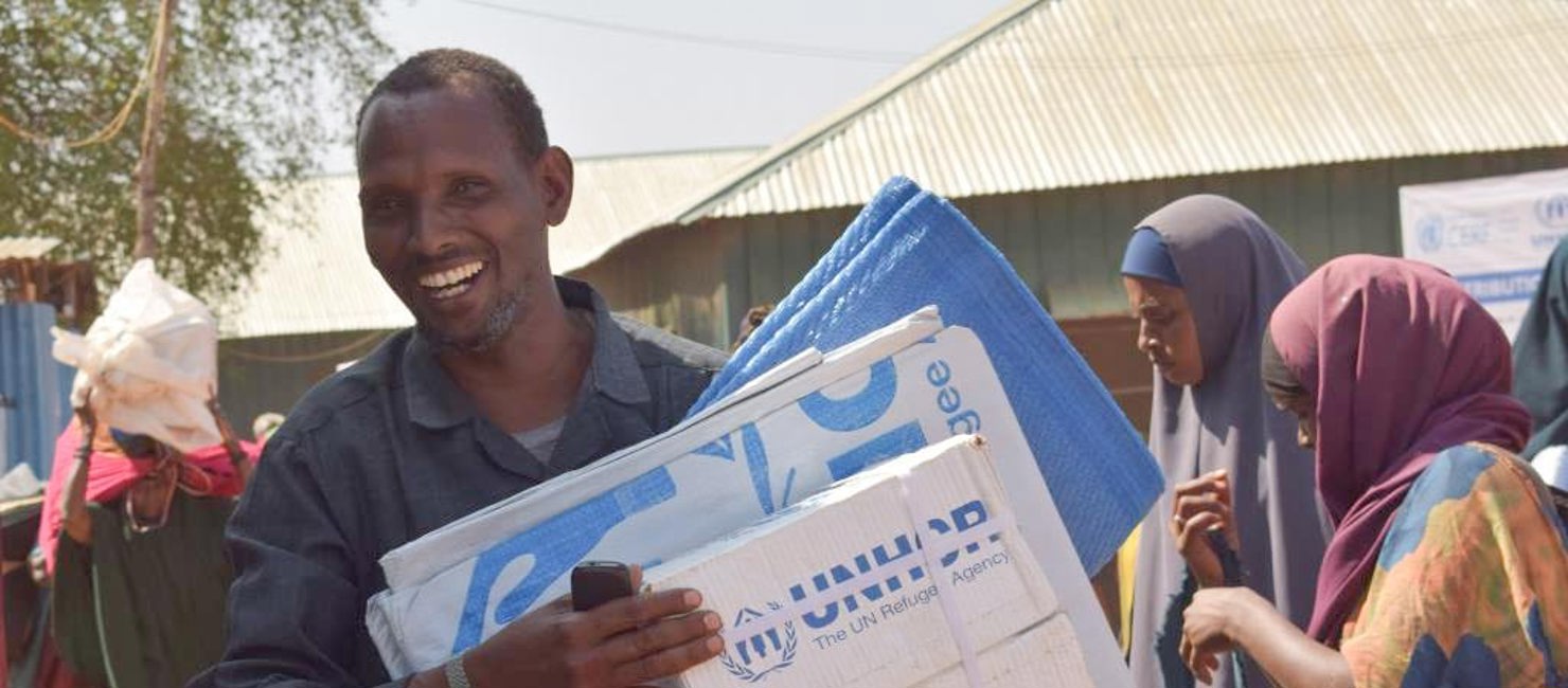 Drought-affected Internally Displaced Persons (IDPs) receive Non-Food Items distributed by UNHCR through its partner AVORD in Baidoa.