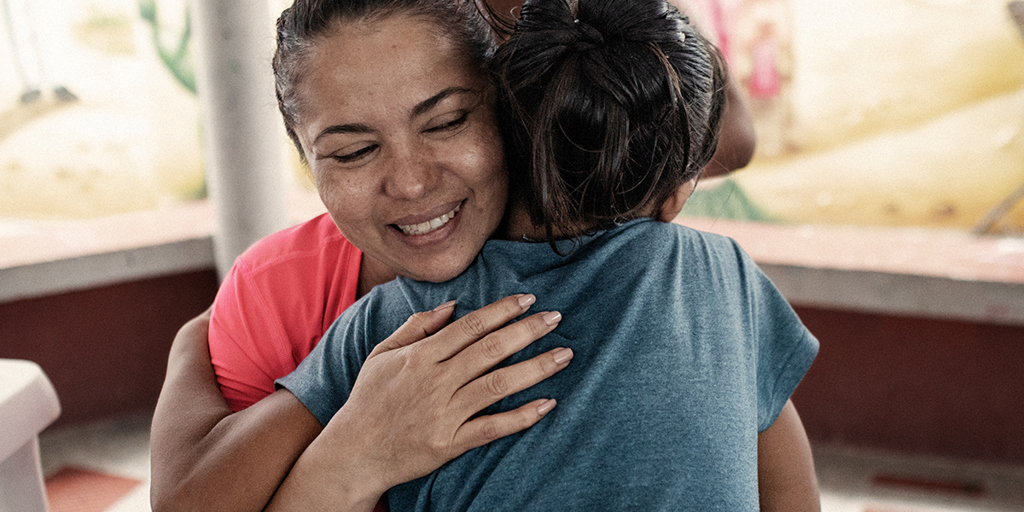 UNHCR’s 2020 Nansen Refugee Award Laureate, Mayerlin Vergara Perez, talks to a young Venezuelan girl during a visit to Villa Del Sur, a neighbourhood that is home to some 3,000 migrants on the outskirts of La Guajira, Colombia. © UNHCR/N.Filippo Rosso