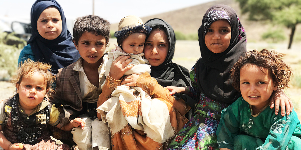Displaced Yemeni children sit at the Dharawan settlement on the outskirts of Sana'a. The children fled with their family to Dharawan from their home in Sa'dah because of intensified hostilities. @UNHCR/ Shabia Mantoo