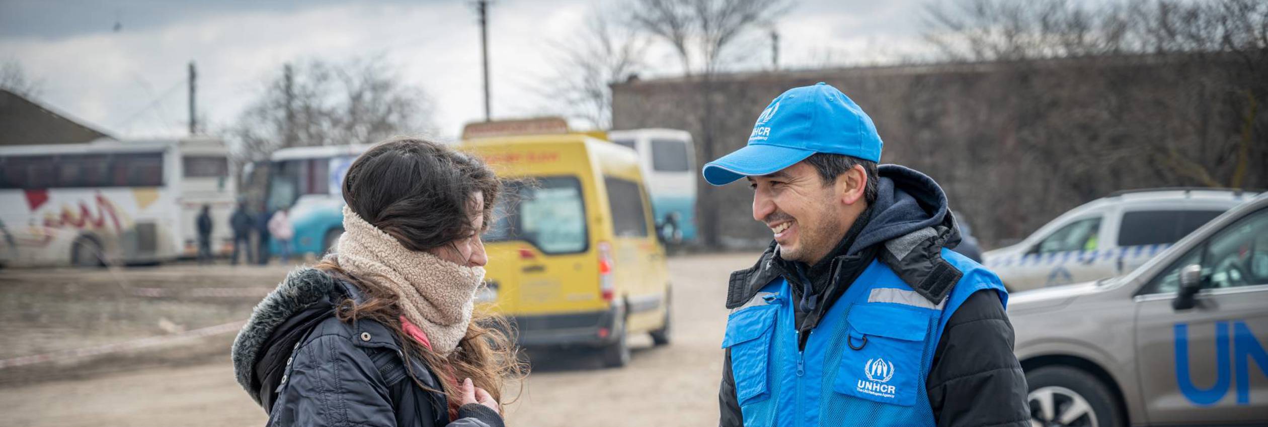 UNHCR’s Representative in Romania, Batyr Sapbyiev, assists a refugee at the Palanca border crossing in Moldova.